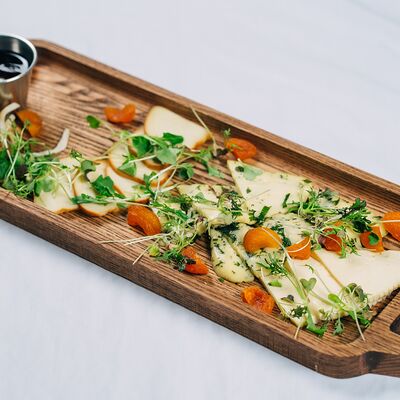 Сырная нарезка из домашних сыров в Баклажан по цене 1150 ₽