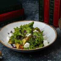 Салат с хрустящими баклажанами в McKey Pub & Restauraunt