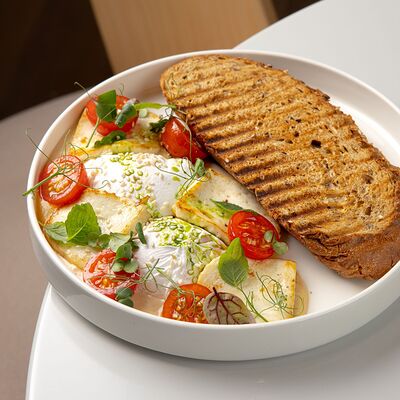 Яйцо пашот с ореховым соусом и жареным адыгейским сыром в Forest по цене 560 ₽