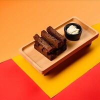 Чесночные гренки с чесночным соусом в Smoky Rabbits Chillout Bar