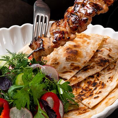 Бедро на углях с овощным салатом и лепешкой роти в Цыпочка по цене 1150 ₽