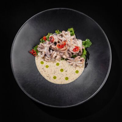 Мини-осьминоги с кинзой и кунжутным соусом в Black Thai по цене 1280 ₽