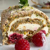 Фисташковый рулет с малиной в Бисквит