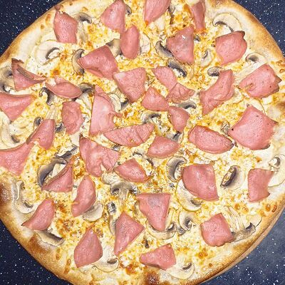 Пицца с ветчиной и грибами 35 см в Кафе-столовая 24 по цене 679 ₽