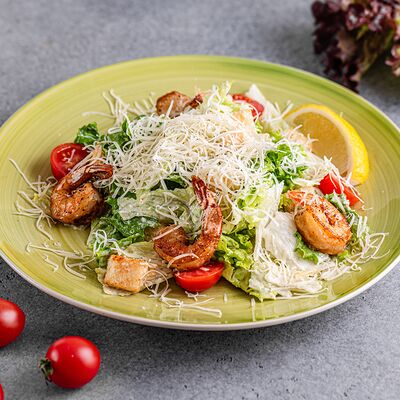 Салат Цезарь с креветками в Три Кувшина по цене 890 ₽