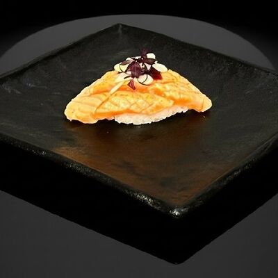 Суши с опаленным лососем в Бейкер суши по цене 249 ₽