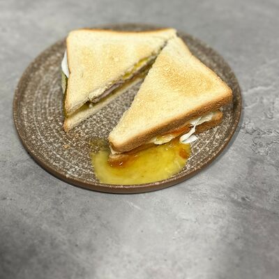 С беконом, соусом чили и яйцом пашот в Black Hot Coffee по цене 513 ₽