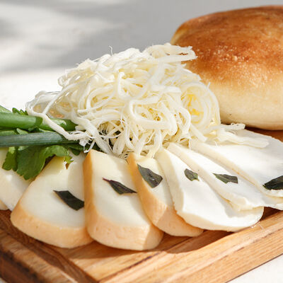 Домашние сыры: имеретинский, сулугуни, аджарский чечил, копчёный сулугуни в Хачапури по цене 670 ₽