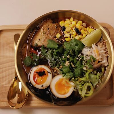 Рамен с лапшой ручной работы и азиатской грудинкойв Просто Азия x Десертория по цене 720 ₽