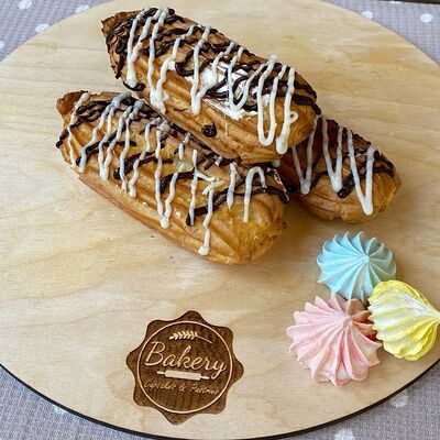 Эклер в шоколадной глазури в Bakery по цене 138 ₽