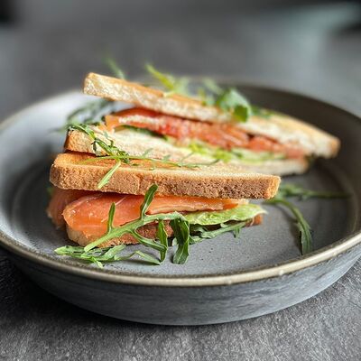 Сэндвич с лососем в Жар-пицца по цене 460 ₽