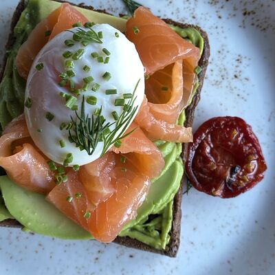 Тост с авокадо, лососем и яйцом пашот в Июль по цене 870 ₽