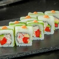 Ролл Royale с копченым крабом и лососем в Fast Япония Premium Sushi