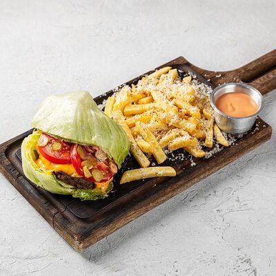 Бургер в листьях салата с трюфельным фри в Горыныч по цене 1050 ₽