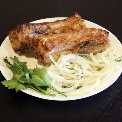 Шашлык из свиных ребер в Наш дворик по цене 600 ₽