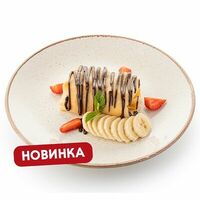 Блинчики с нутеллой, бананом и свежей клубникой в Шоколадница