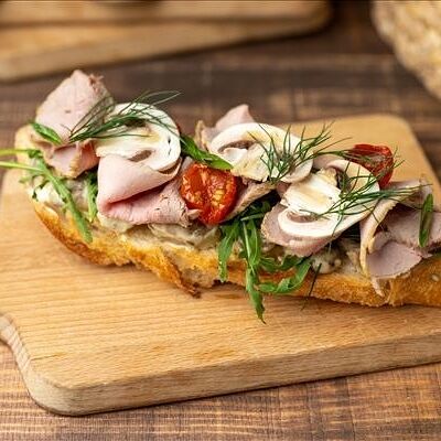 Брускетта с ростбифом в Волконский по цене 760 ₽