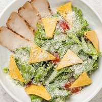 Цезарь с курицей в Etika Bistro