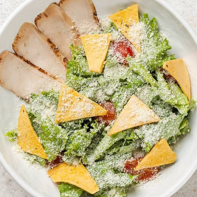 Цезарь с курицей в Etika Bistro по цене 690 ₽