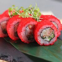 Ролл Калифорния с камчатским крабом в Uminami