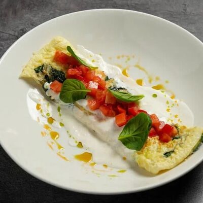 Французский омлет со шпинатом в Everest Sochi по цене 690 ₽