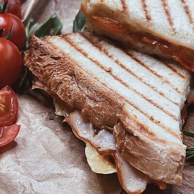 Сэндвич с беконом, курицей и яйцом в Jeffreys coffee shop по цене 309 ₽