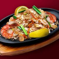Лапша рисовая с креветками и арахисом в Tokyo Bay