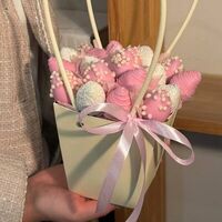 Корзиночка Ягодная поляна из клубники в шоколадев Mosberry