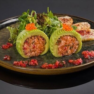 Большой тартар из лосося с клубникой в Bluefin по цене 1840 ₽