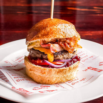 Бургер с брусничным соусом в Лондон паб по цене 930 ₽