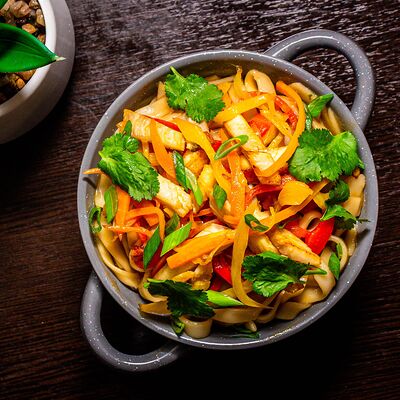 Лапша удон с курицей и устричным соусом в Суши Море Мото по цене 379 ₽