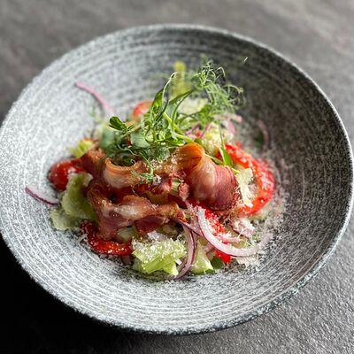 Овощной салат с беконом в Жар-пицца по цене 400 ₽