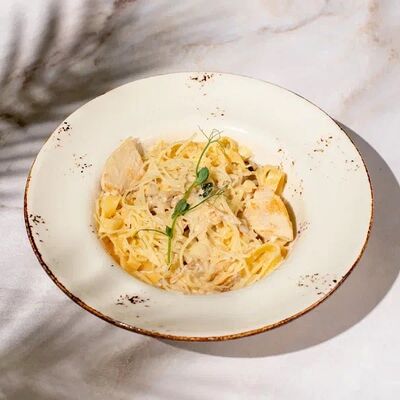 Паста с курицей и грибами в География по цене 730 ₽