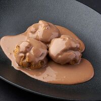 Профитроли с шоколадным и ванильным соусом в Колхида Palace