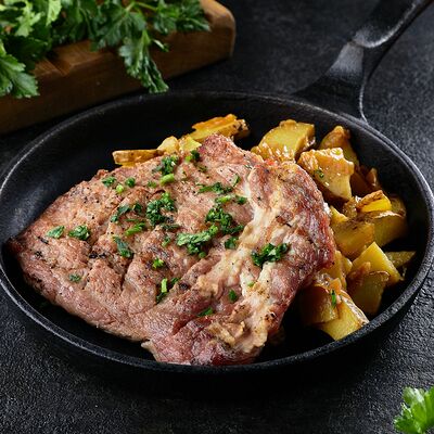 Свинина с картофелем на сковороде в Sofa&par по цене 550 ₽