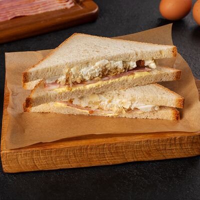 Сэндвич английский с беконом и яйцом в Кофе Рам по цене 560 ₽