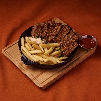 Шницель из говядины с картофелем фри в Липа гастробар по цене 580 ₽