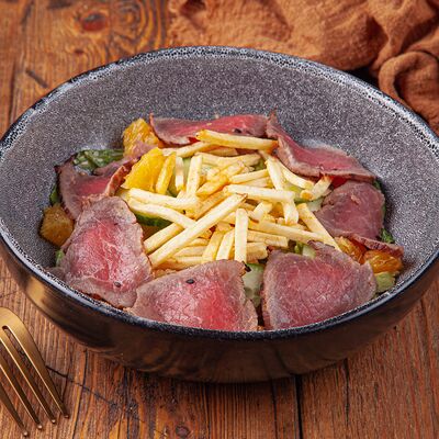 Салат c медово-горчичной заправкой и говядиной в Это Бар по цене 690 ₽