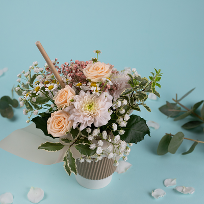 Букет в стаканчике Капучино из хризантем, роз и диантусов в Пышно Расцвели по цене 2000 ₽