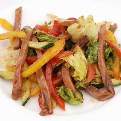 Салат с говяжьим языком и свежими овощами в заправке из оливкового масла в Hot-Pizza по цене 430 ₽