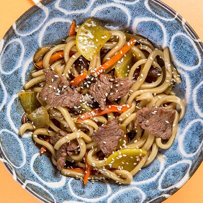 Удон с телятиной в карамельном териякив Мао по цене 445 ₽