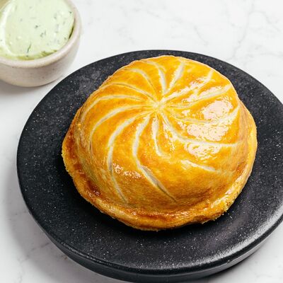 Пирог с томлёной капустой, копчёным лососем и укропной сметаной в Hello Wine по цене 790 ₽