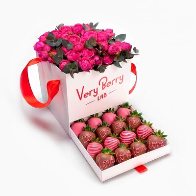 Шкатулка с клубникой и кустовыми розами M в Клубника в шоколаде VeryBerryLab по цене 14990 ₽