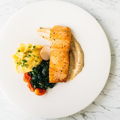 Стейк из семги на овощной подушке в Fit cafe по цене 1340 ₽