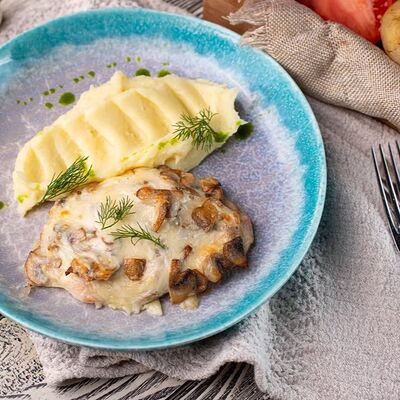Куриное филе с грибами, сыром и картофельным пюре в Линдфорс по цене 960 ₽