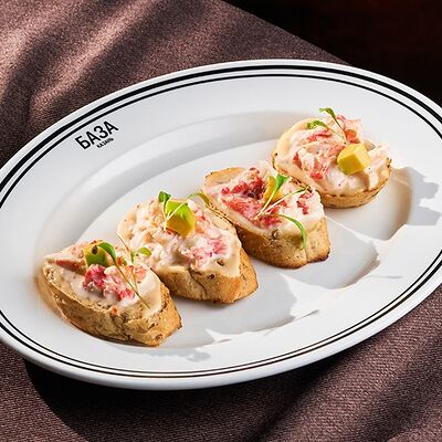 Брускетта с мясом краба в База по цене 1750 ₽