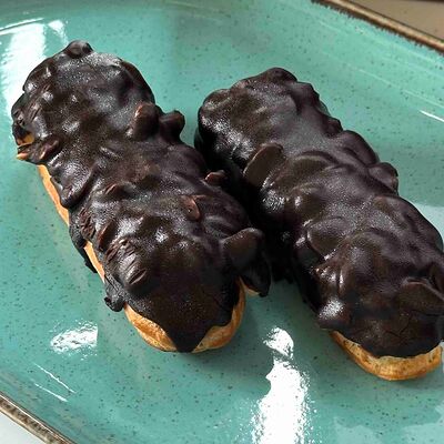 Эклер ореховый (Сникерс) в Моне по цене 220 ₽