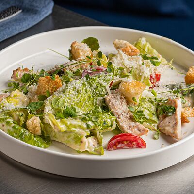 Салат Цезарь с цыпленком в Паркинг по цене 550 ₽