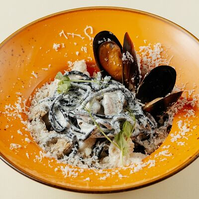 Черная паста с морепродуктами в сливочном соусе в Siesta по цене 690 ₽