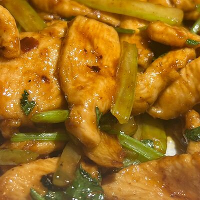 Жареное куриное филе с грибами и сельдереем в Эверест по цене 1160 ₽